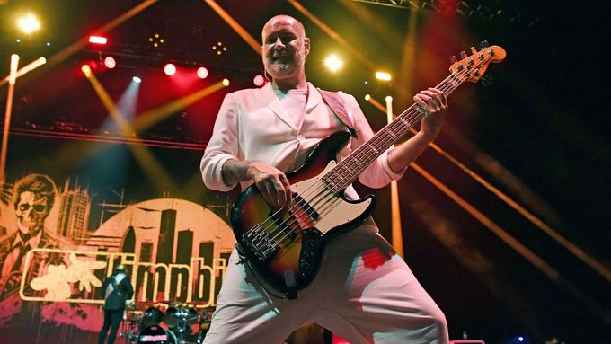 Baskytarista Sam Rivers během vystoupení kapely Limp Bizkit na americké Floridě v srpnu 2024.