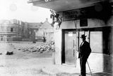 Pohled na nárožní židovský masný krám v Masařské ulici v Josefově během asanace. Rok cca 1900-1906.