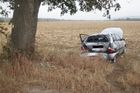 Řidič felicie jel na Blanensku z kopce a narazil v zatáčce do stromu, po převozu do nemocnice zemřel
