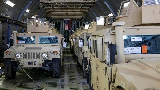 Na Ukrajinu dorazila první dodávka armádních vozidel Humvee z USA.