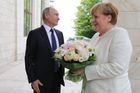 Část ruských dodávek plynu do Evropy povede přes Ukrajinu. Shodli se Merkelová a Putin v Soči