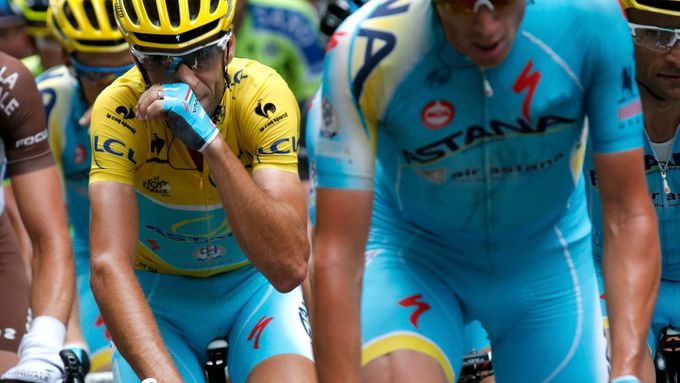 Vincenzo Nibali na Tour de France a jeho týmoví kolegové z Astany.