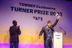 Turnerovu cenu získal transgender umělec. Na předávání vytáhl palestinskou vlajku