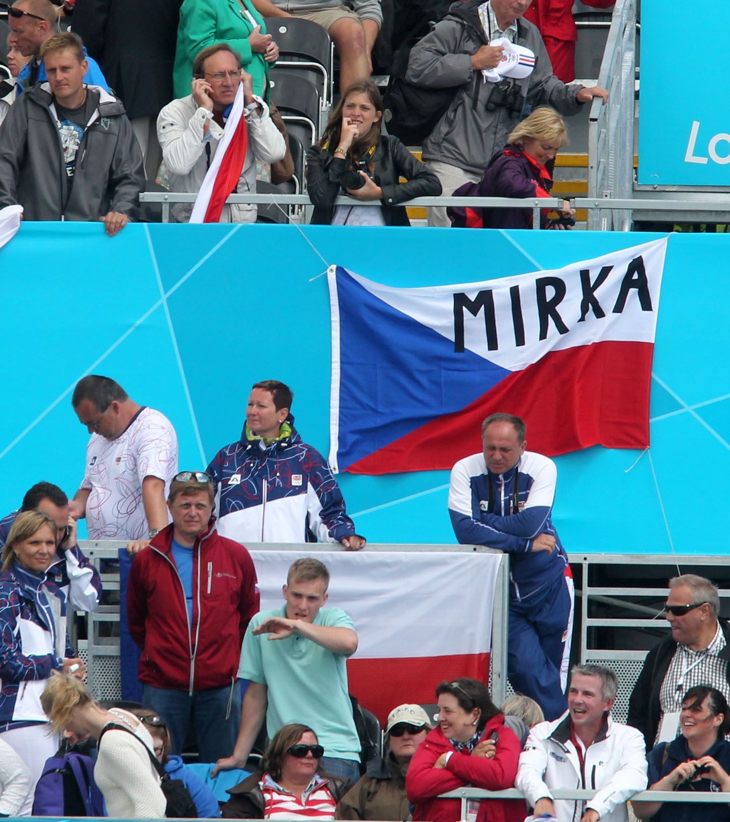 Otec Miroslavy Knapkové (nahoře vlevo telefonuje) sleduje triumf své dcery na OH 2012 v Londýně.
