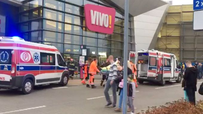 Záchranná služba odváží jednu z obětí útočníka v nákupním centru v polském městě Stalowa Wola.