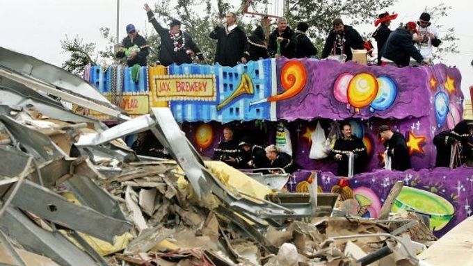 Trasy průvodů na letošním Mardi Gras byly zkráceny. Přesto některé alegorické vozy projíždějí i zničenými čtvrtěmi New Orleans
