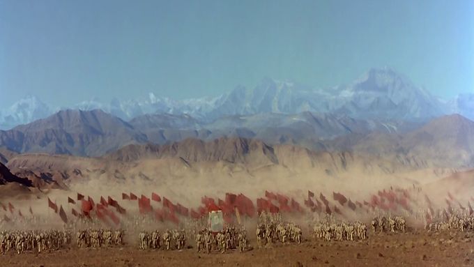 Scéna s čínskou invazí do Tibetu, jak ji v hraném filmu Kundun roku 1997 natočil Martin Scorsese.
