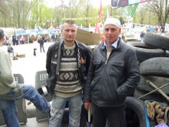 Obránci, kteří dávají pozor na údajné provokatéry. Luhansk, 21. dubna 2014