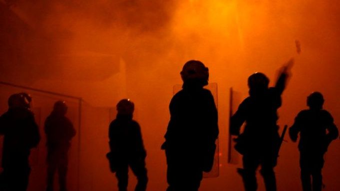 Pořádkové jednotky řecké policie prožily nezvykle horký prosinec