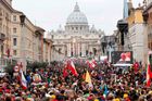 Vatikán pustil členku Femen, která vzala sošku Ježíška