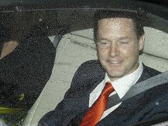 Nick Clegg přijíždí na debatu do Birminghamu.