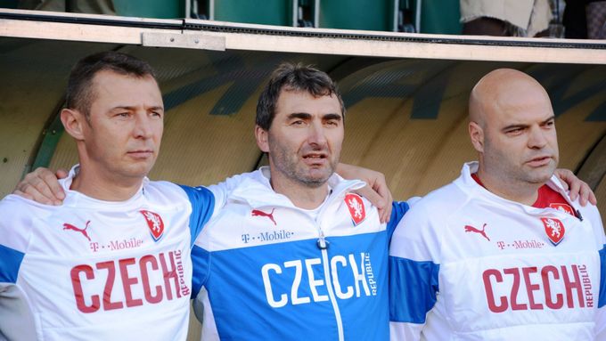 Hlavní trenér české reprezentace do 19 let Jan Suchopárek (uprostřed)