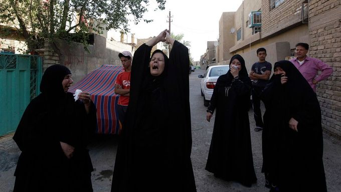 Truchlící ženy po jednom z letošních sebevražedných útoků v Bagdádu.