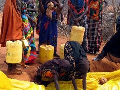 Hluboko ve wajirské buši mnoho žen a mužů čeká se starými nádobami na vodu, kterou dvakrát týdně lije cisterna do díry v zemi.