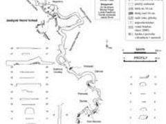 Mapa Jeskyně Tří naháčů a Velký ponor (v horní části obrázku). Čísla po obvodu jeskyně označují typ profilu jeskyně, které lze najít v legendě.