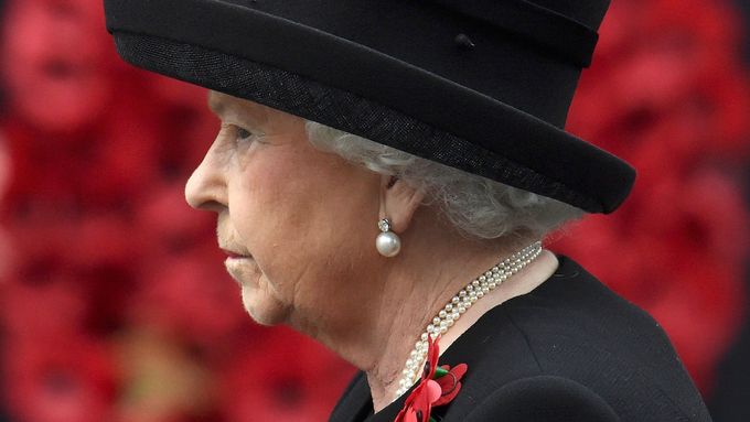Královna Alžběta II. při pietě za padlé ve Westminsteru.
