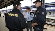 Hlídka na nádraží v Břeclavi čeká na expres z Varšavy do Vídně. Osádka vlaku je slušná. Žádné devastování ani potyčky. Policisté nemají co dělat.