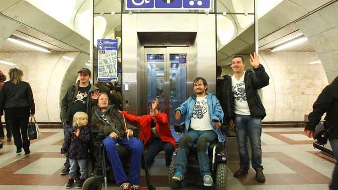 Obrazem: Bezbariérový Anděl. Nejvytíženější stanice metra B v Praze je konečně přístupná všem