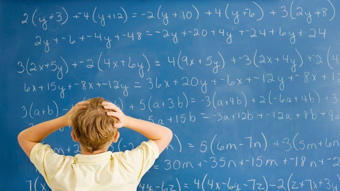 Matematika patří k největším strašákům na škole. Na matematiku Hejného metodou se však žáci těší a prožijí hodinu v čilém ruchu.