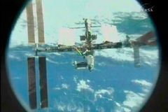 Raketoplán Endeavour se vrací na Zem, po 12 dnech