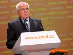 Poprvé. Prezident a zakladatel ODS Václav Klaus mluví na sjezdu sociální demokracie.