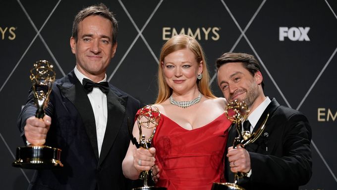 Herci Matthew Macfadyen, Sarah Snook a Kieran Culkin dostali sošky za ztvárnění intrikářských dětí mediálního magnáta v seriálu Boj o moc.