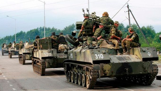 Ruské tanky projíždějící Jižní Osetií v době střetů mezi gruzínskou a ruskou armádou.