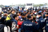 Rakouské pohraniční město Nickelsdorf je místem, kde chtějí tisíce uprchlíků překročit hranici mezi Maďarskem a Rakouskem.