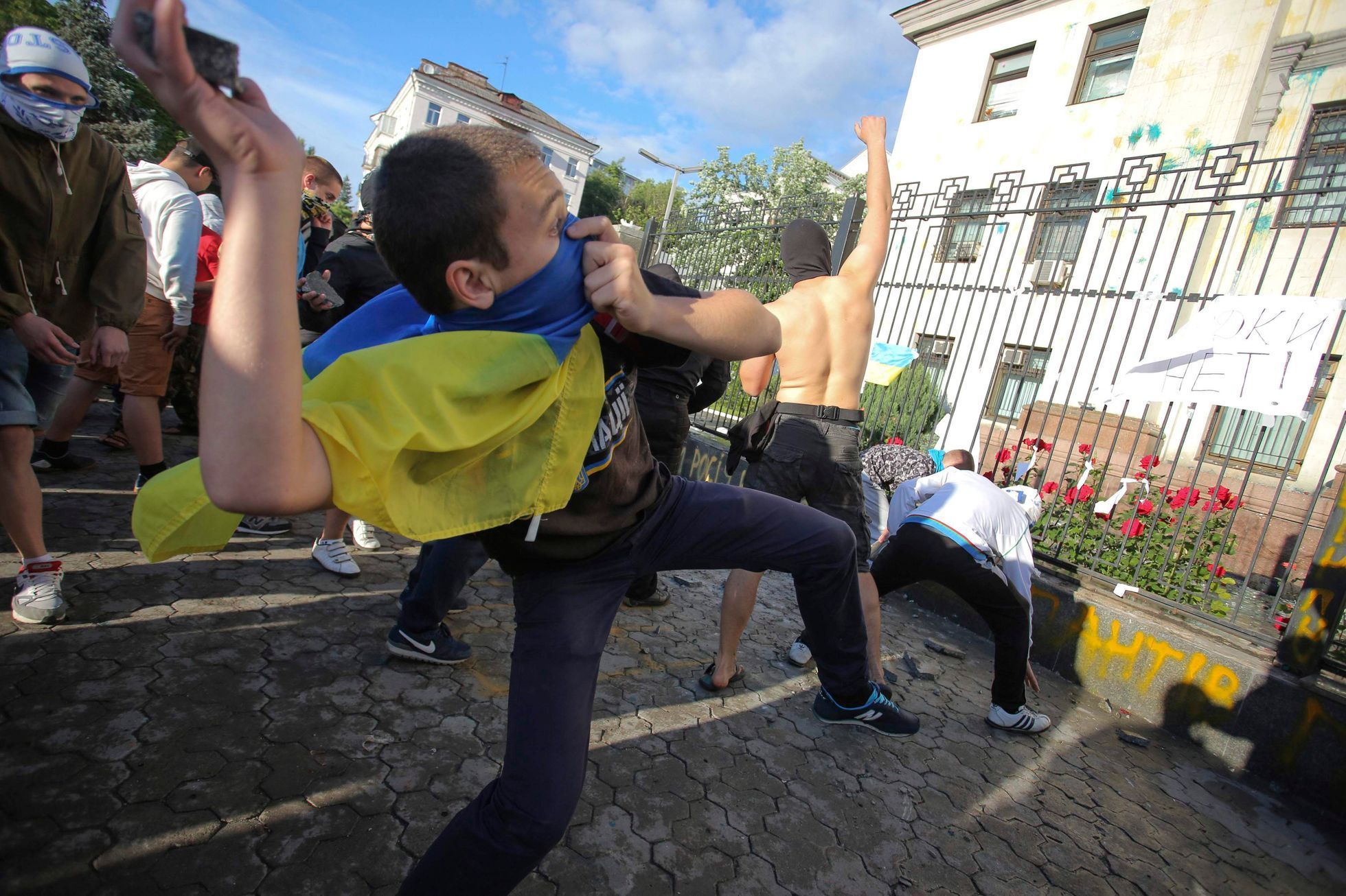 demonstrace u ruského velvyslanectví v Kyjevě