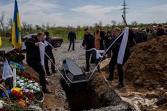 Od svítání do západu slunce. Na přetížené ukrajinské hrobníky dopadá bolest války