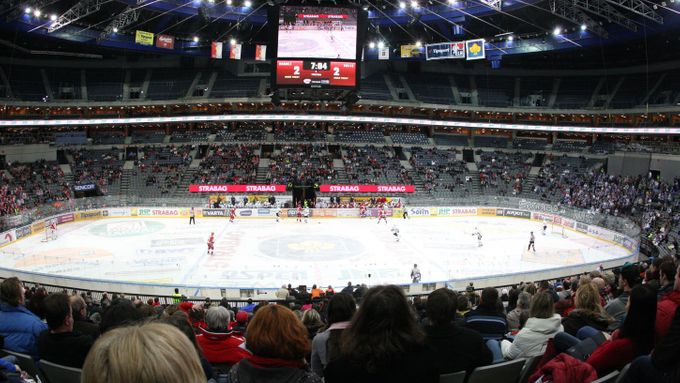 O2 arena v Praze při jednom z letošních zápasů Slavie v extralize. Příští sezonu bude halou znít i ruština.