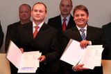 Sociální demokrat Michal Hašek a jeho spojenec Milan Venclík z ODS ukazují novinářům podepsané originály koaliční smlouvy