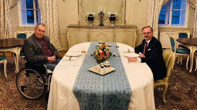 Prezident Miloš Zeman a premiér Petr Fiala se dohodli, že čeští dobrovolníci mohou vyrazit bojovat na Ukrajinu proti Rusku bez povolení Hradu.