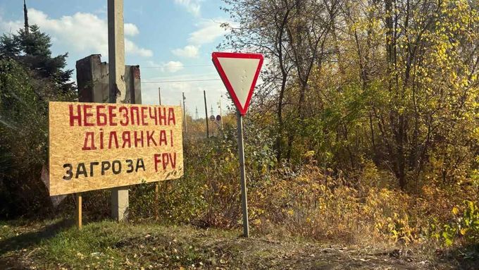 Improvizované upozornění: Tady létají drony.