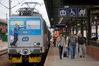 Bezplatné vlaky pro důchodce a studenty? Hrozí chaos, přeplněné vozy i návrat "socky"