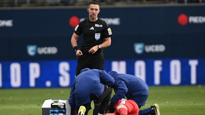 Hlavní rozhodčí Dominik Starý v ligovém zápase Olomouc - Slavia Praha