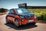 Nejmodernější z osobních elektromobilů má karosérii z kompozitů. BMW i3 nabízí dojezd 190 kilometrů, jede maximálně 150 km/hod a v čistě elektrické verzi stojí 900 tisíc korun.