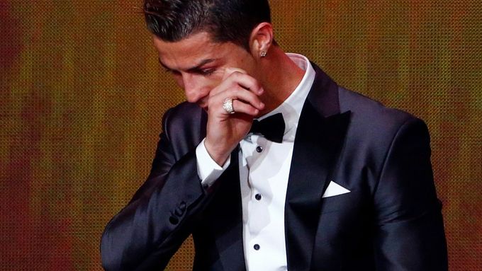 Podívejte se na obrázky ze slavnostního galavečera ankety Zlatý míč FIFA. Vítěz Cristiano Ronaldo byl hodně dojatý.