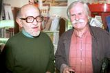 Miloš Macourek a Adolf Born na autogramiádě při příležitosti vydání jejich knihy Mach a Šebestová na prázdninách. (rok 1993)