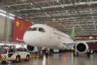 Čínská konkurence Boeingu i Airbusu. Podívejte se na nové letadlo