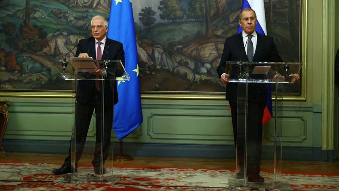 Šéf unijní diplomatice Josef Borrell a ruský ministr zahraničí Sergej Lavrov na tiskové konferenci v Moskvě.