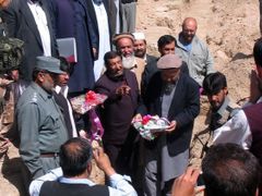 Guvernér Abdullah Wardak a zástupce afghánského ministerstva zdravotnictví v Lógaru Mohammad Zarif pokládají základní kámen pro stavbu kliniky.