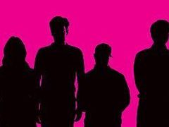 Kapela Magnetic Fields na růžovém pozadí