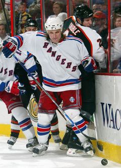 Obránce Rangers Darius Kasparaitis v souboji s Mikem Knublem z Philadelphie