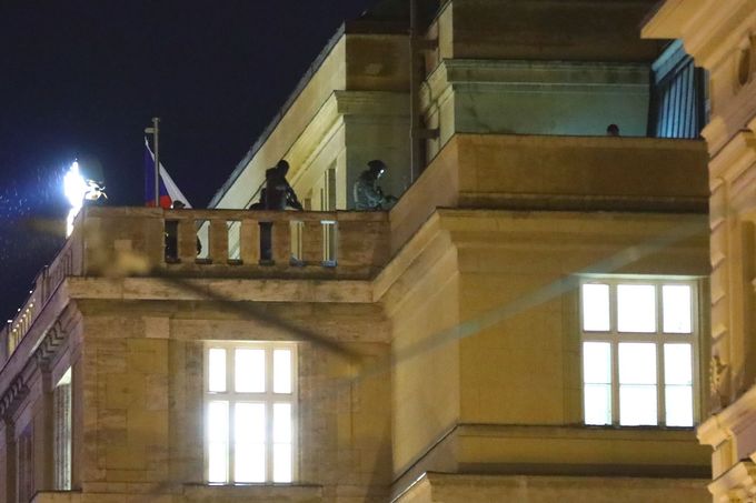 Policisté na střeše budovy Filozofické fakulty Univerzity Karlovy.