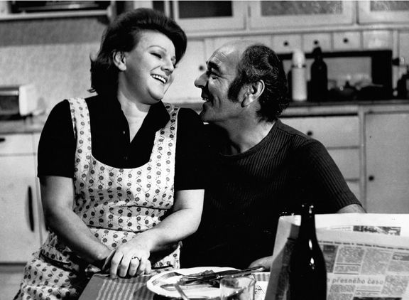 Slávka Budínová a Josef Bláha jako manželé a rodiče Honzy ve filmu Můj brácha má prima bráchu.