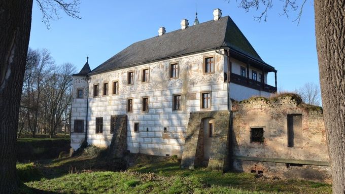 Středočeský kraj by chtěl zámek zrekonstruovat a propojit se sousedním skanzenem.