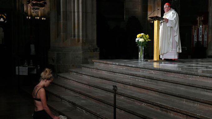 Aneta Petani: na hlavě trnovou korunu, na těle nápisy "Láska k pravdě" a "Proč jste jim nasadil korunu z trnů?".