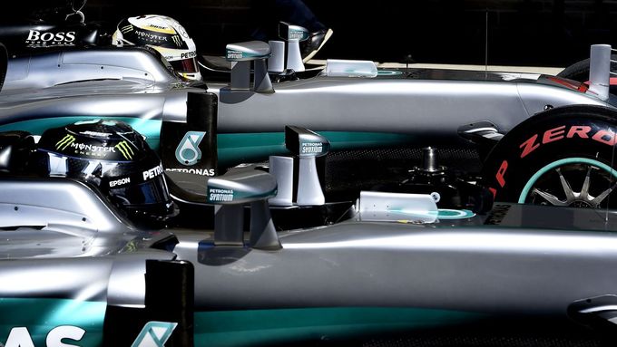 Nico Rosberg a Lewis Hamilton mají k dispozici stejný monopost Mercedes, ale německý pilot má k dobru náskok 12 bodů.