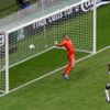 Mario Balotelli střílí gól za záda Manuela Neuera v semifinálovém utkání mezi Německem a Itálií na Euru 2012.